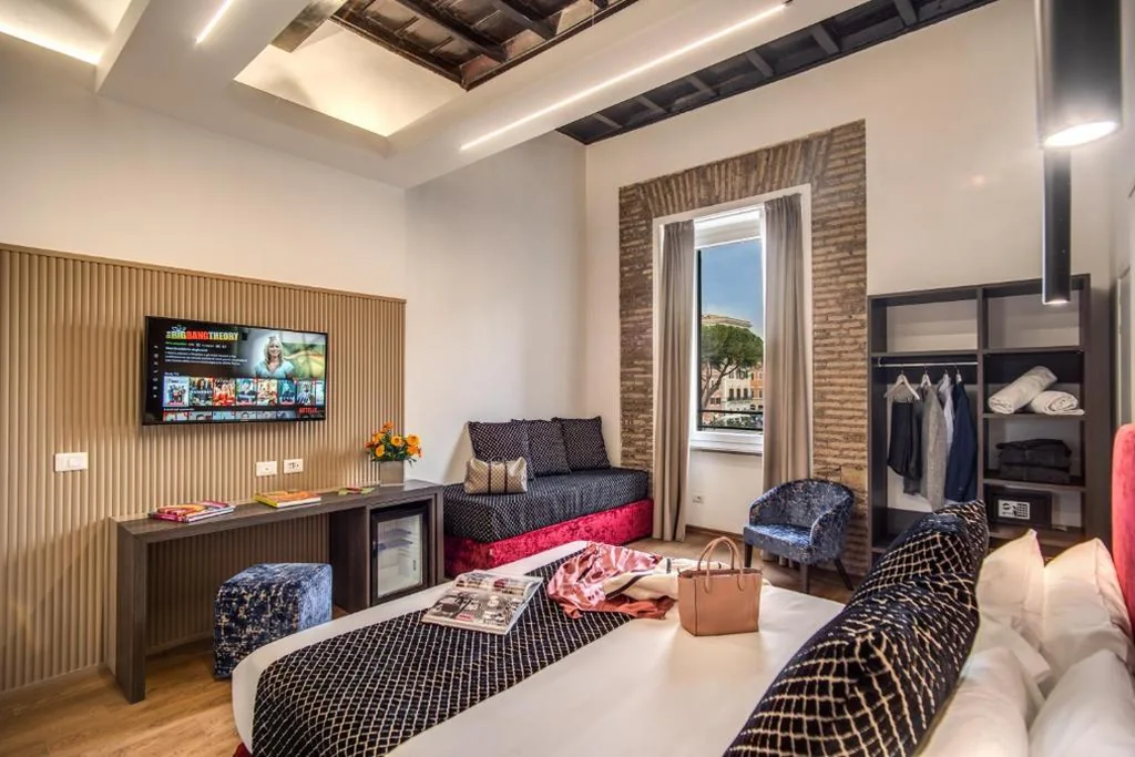 Little Queen Suite