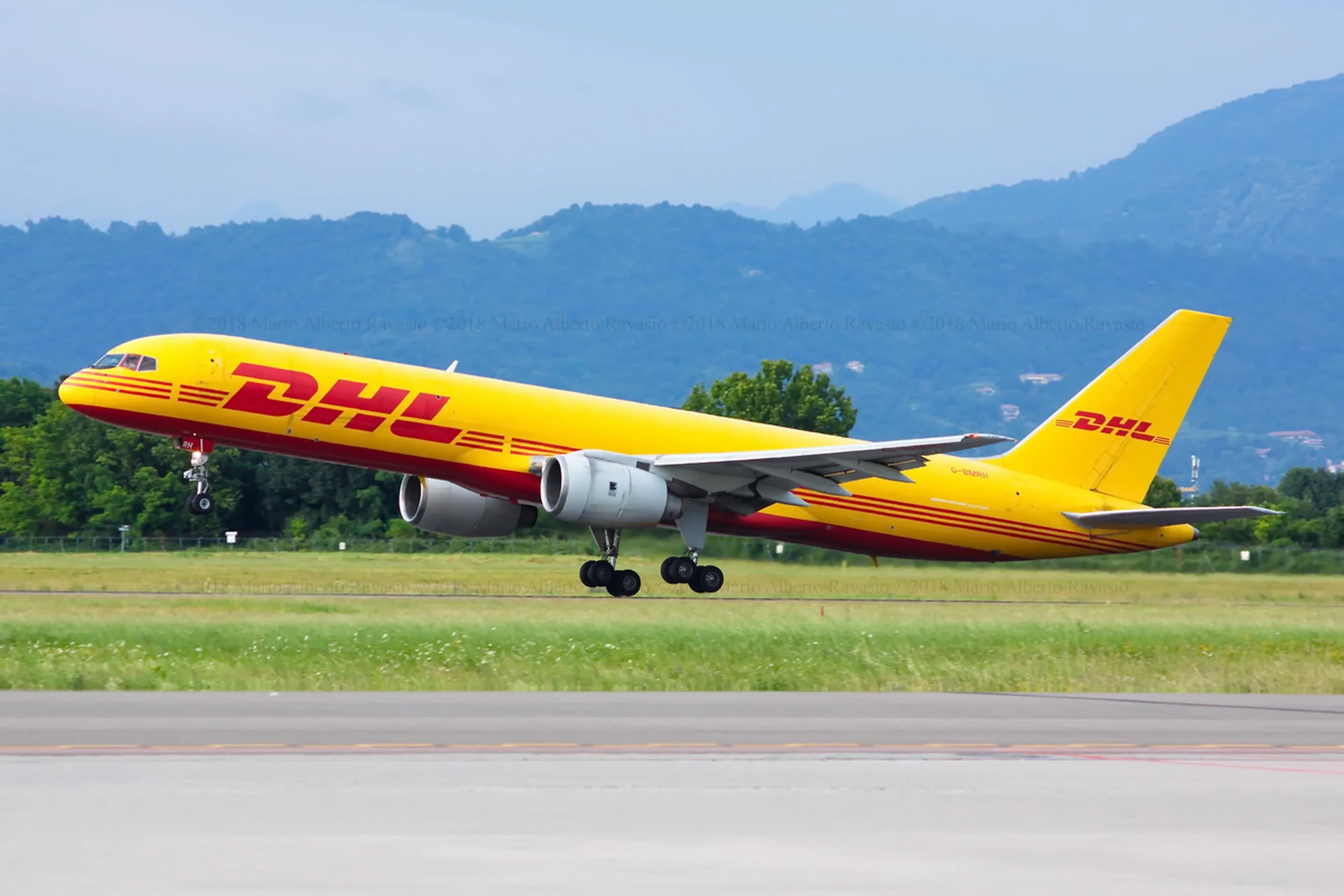 Un aereo in fase di decollo da un aeroporto di Milano