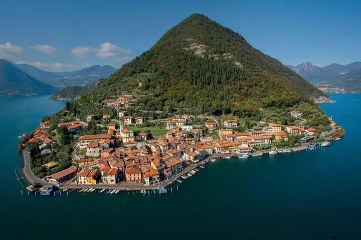 Monte Isola sul Lago d'Iseo vista dalla riva