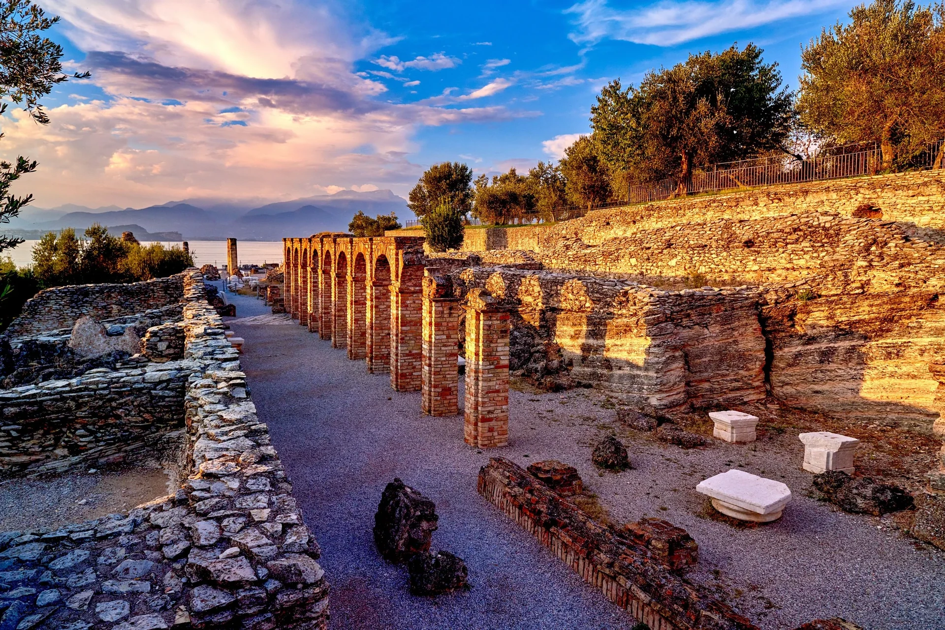 La penisola di Sirmione sul Lago di Garda vista dall'alto