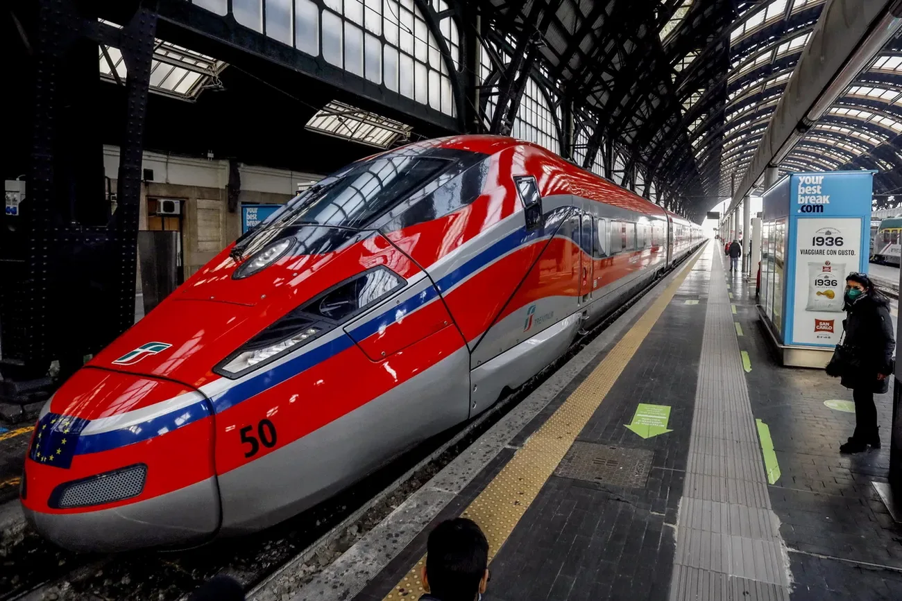 Un treno ad alta velocità alla Stazione Centrale di Milano
