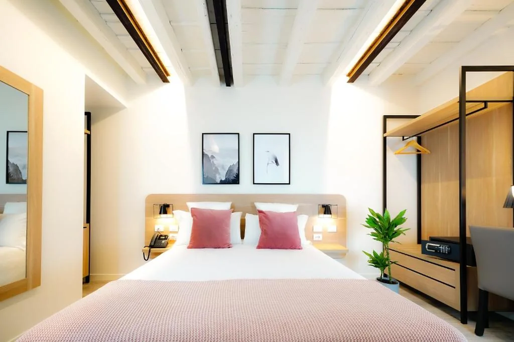 2 Connecting Double Rooms — Bergamo Inn 15