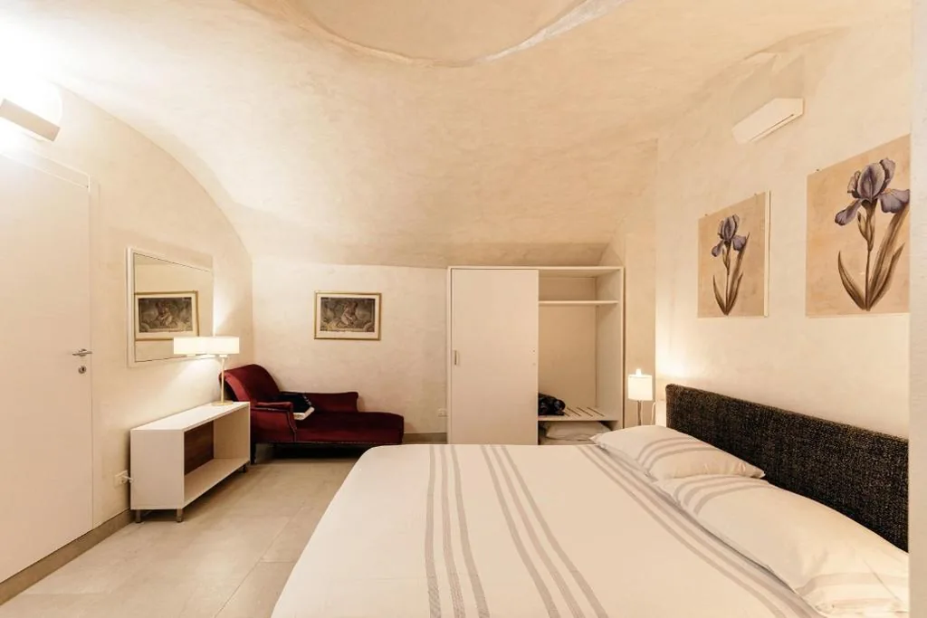 Large Double Room — Bellagio Bed & Breakfast