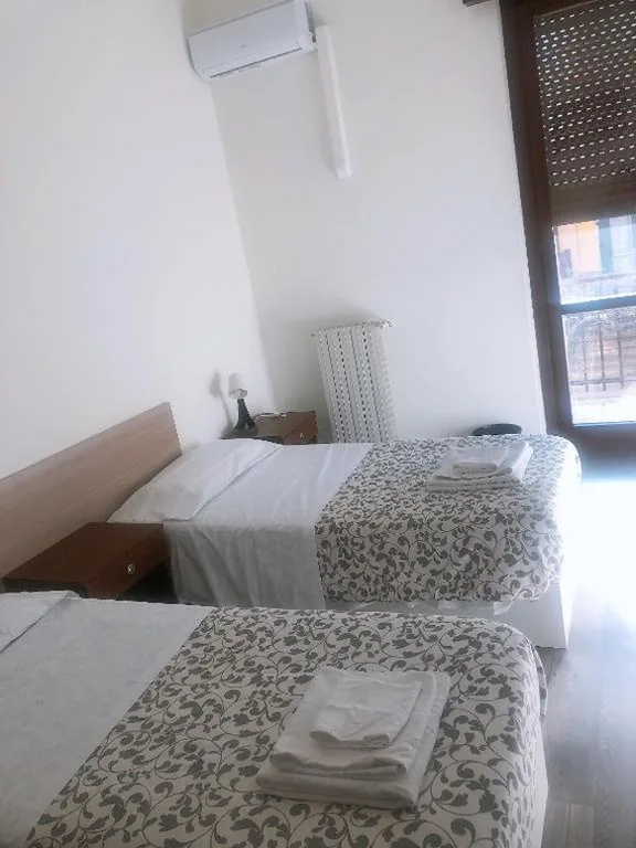 Ampia Camera Matrimoniale/Doppia con Letti Singoli — NEW FAMILY INN