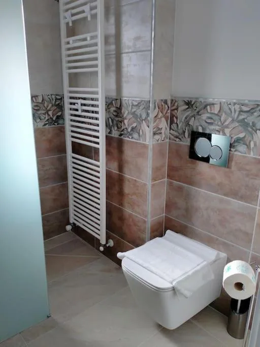 Ampia Camera Matrimoniale/Doppia con Letti Singoli — suite room malpensa b&b