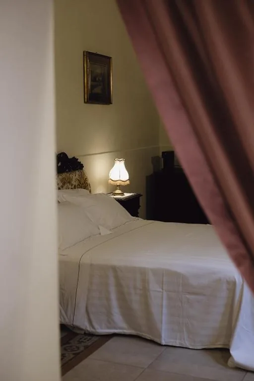 Large Double Room — Foresteria Palazzo Guazzoni Zaccaria