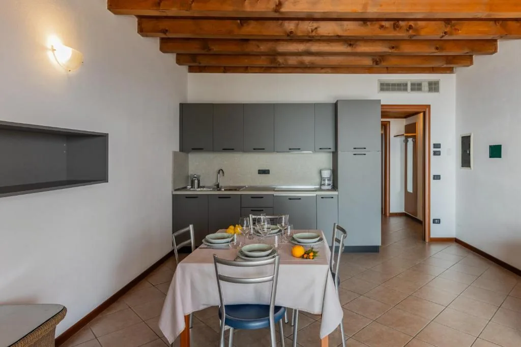 One-Bedroom Apartment with Lake View (4 Adults) — Residence Borgo Dei Limoni – Appartamenti con Garage