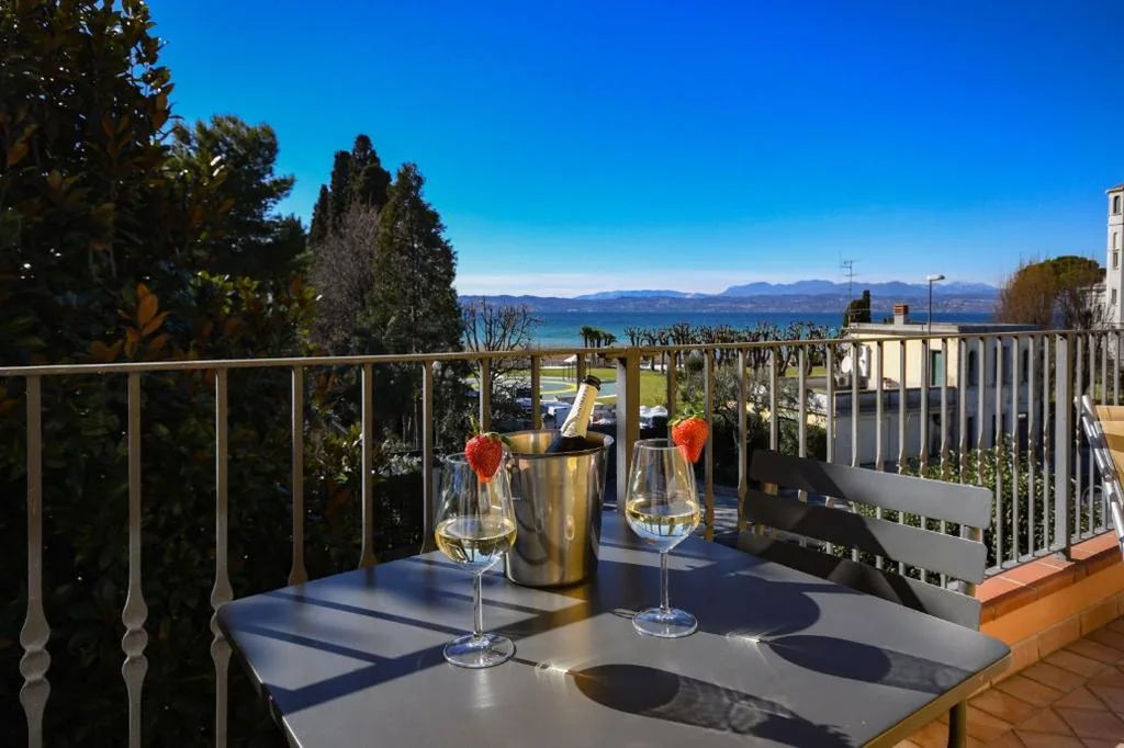 1-Bedroom Apartment with Partial Lake View — Casa dei Pescatori