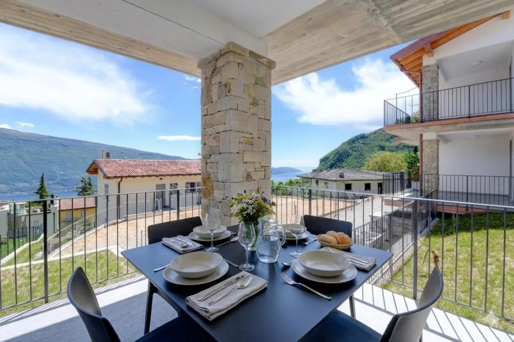 One-Bedroom Apartment with Lake View - Ground Floor — Borgo Ermanno