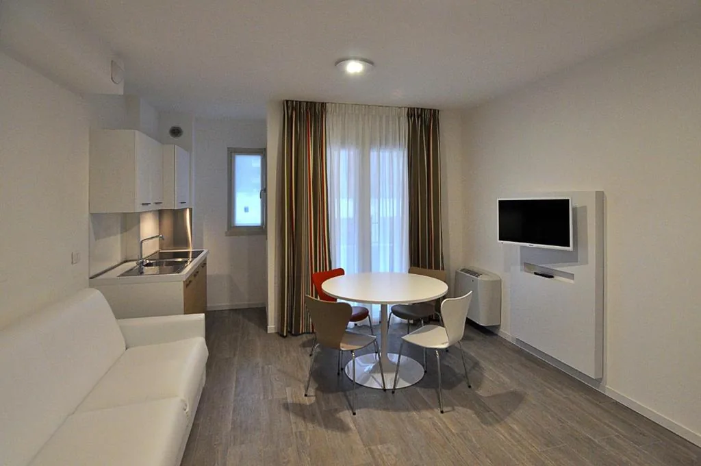 Appartamento con 2 Camere da Letto e Balcone — BB Hotels Aparthotel Arcimboldi