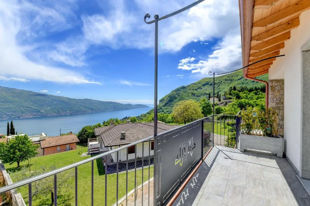 Two-Bedroom Apartment with Panoramic Lake View — Borgo Ermanno