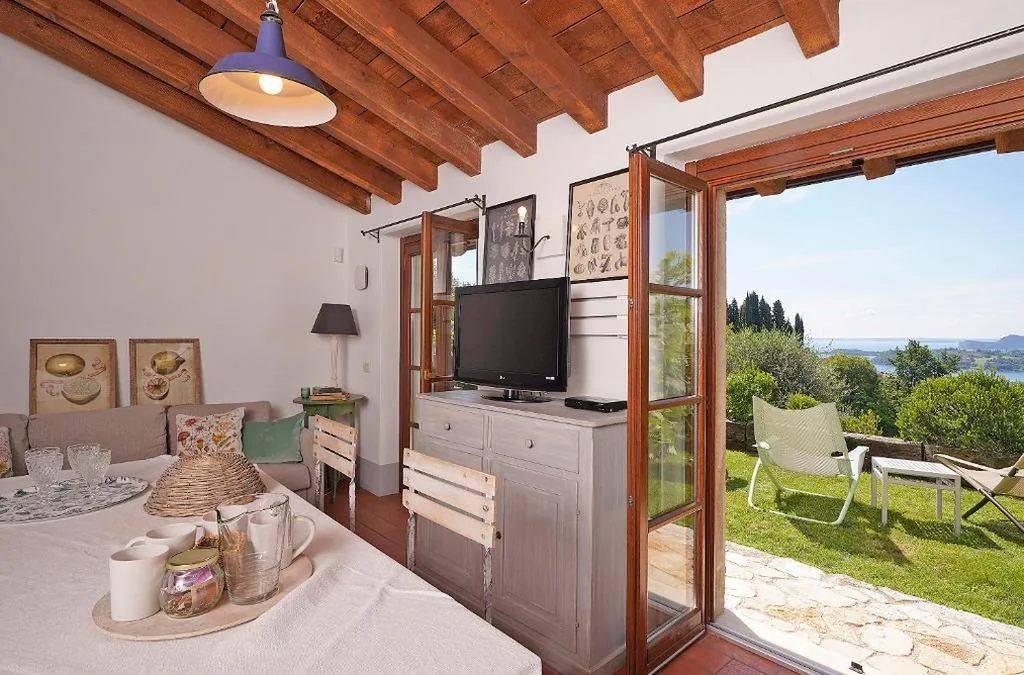 Two-Bedroom Apartment with Lake View — Premignaga Natural Home