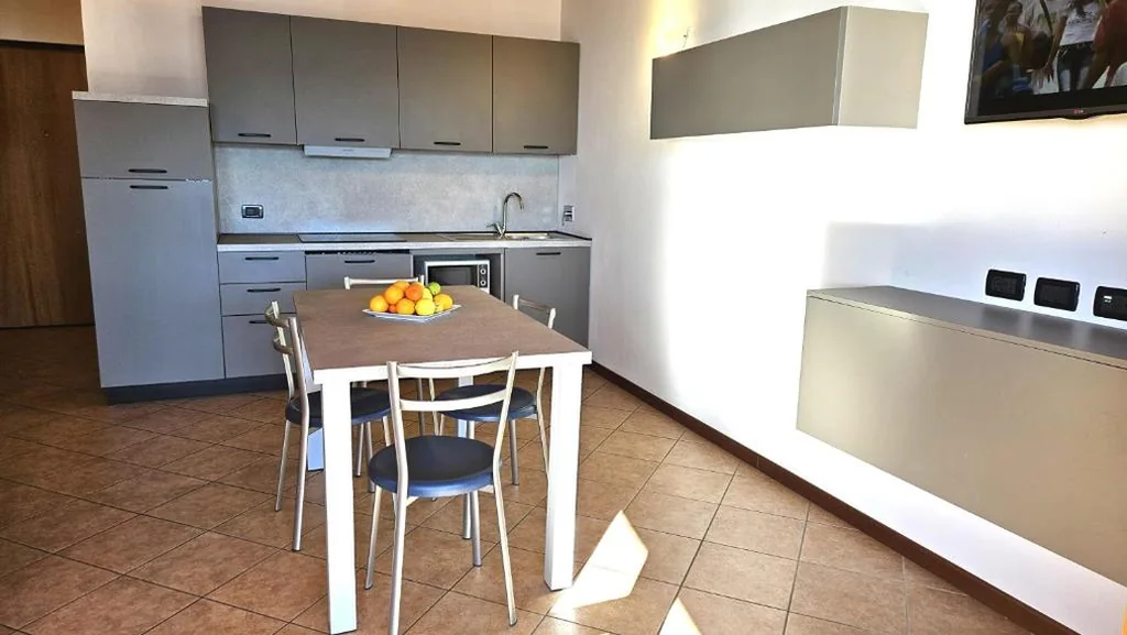 Two-Bedroom Apartment with Lake View — Residence Borgo Dei Limoni – Appartamenti con Garage