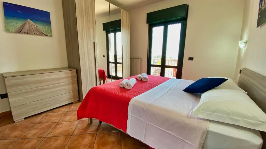 Apartment with Balcony and Lake View - Street Side — Residence Bellavista