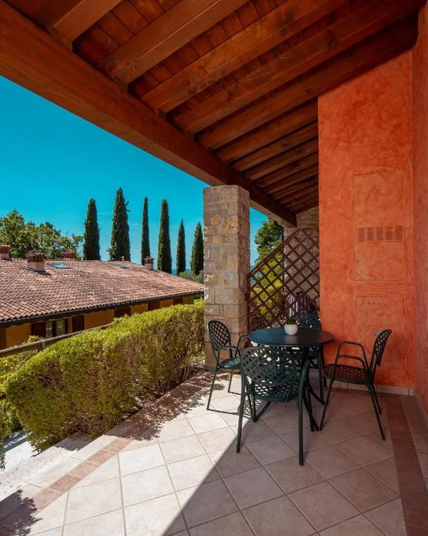 Deluxe One-Bedroom Apartment with Garden View — Domina Borgo degli Ulivi – Garda Lake