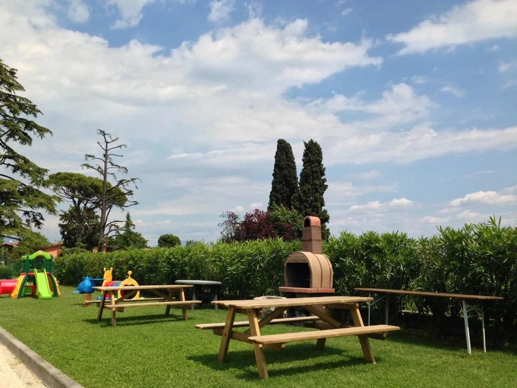 Appartamento Standard con 2 Camere da Letto, Balcone e Vista Lago — Residence Corte Ferrari -Ciao Vacanze-