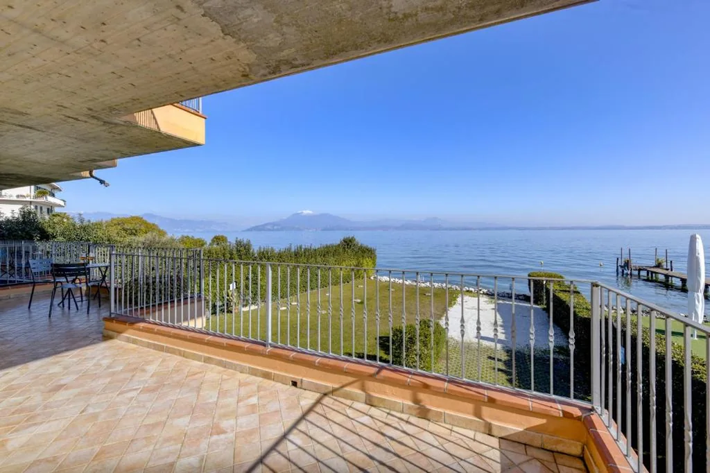 Superior 1-Bedroom Apartment with Lake View — Casa dei Pescatori