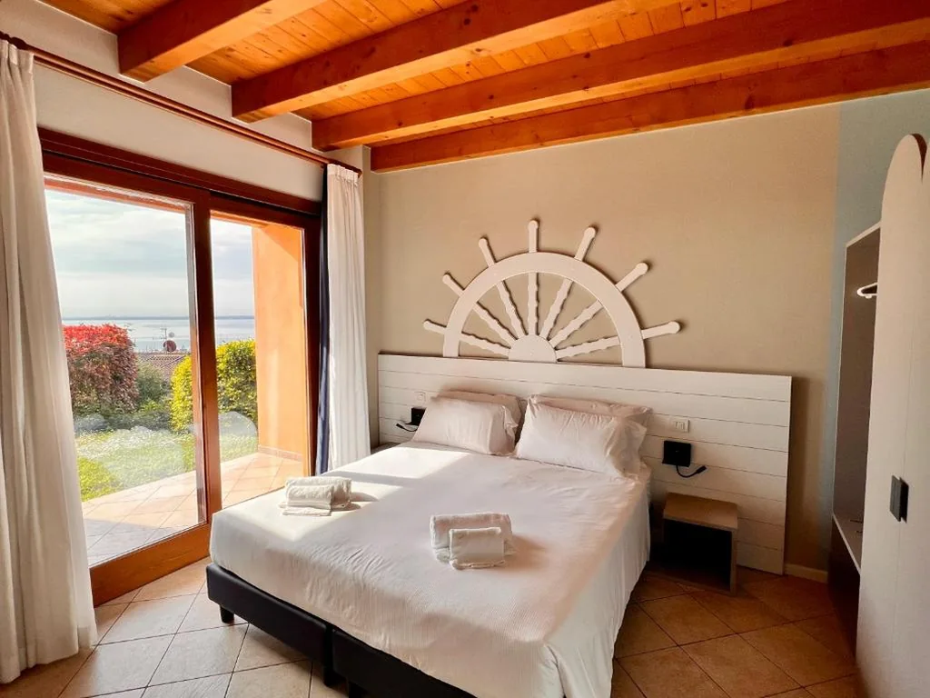 Appartamento Superior con 2 Camere da Letto e Vista Lago — Relais Rosa Dei Venti -Ciao Vacanze-