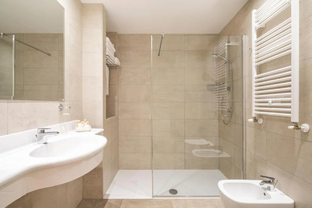 Appartamento Superior — Residence Dany appartamenti con cucina vista lago piscina e parcheggio