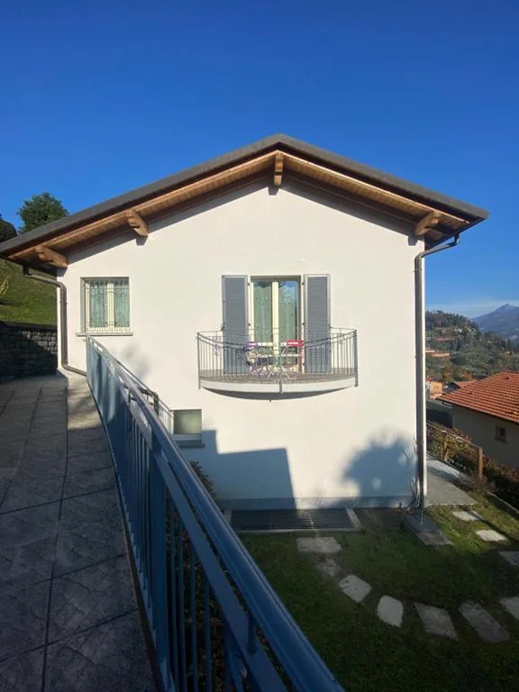 Bellagio Lake Flat – Lake view & balcony, near the center