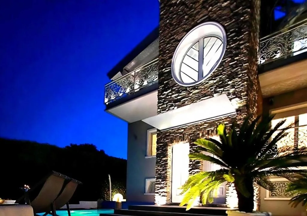BELLAVISTA EXCLUSIVE B&B in zona centrale con piscina riscaldata-Jacuzzi vista lago LA COLAZIONE viene servita in una pasticceria esclusiva in centro-vicina alla struttura-animali di piccola taglia ammessi su richiesta — foto 4