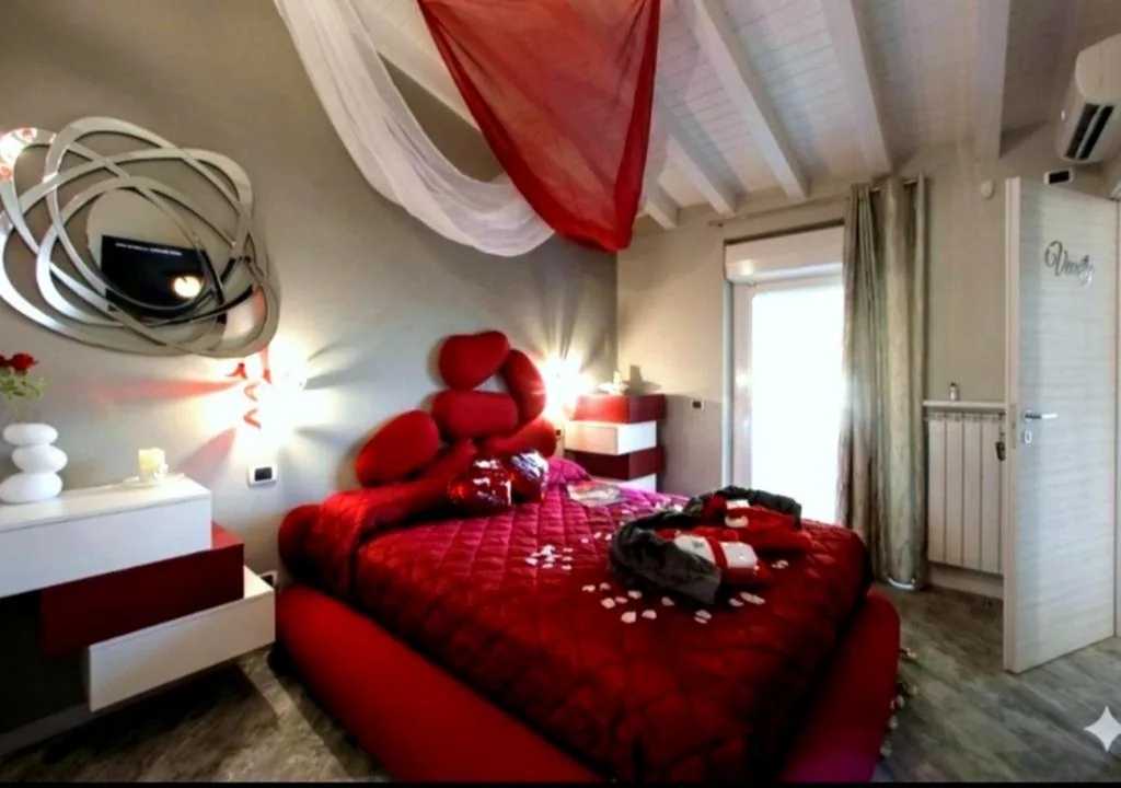 BELLAVISTA EXCLUSIVE B&B in zona centrale con piscina riscaldata-Jacuzzi vista lago LA COLAZIONE viene servita in una pasticceria esclusiva in centro-vicina alla struttura-animali di piccola taglia ammessi su richiesta — foto 6