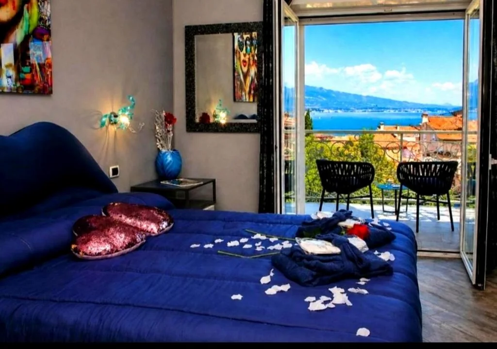 BELLAVISTA EXCLUSIVE B&B in zona centrale con piscina riscaldata-Jacuzzi vista lago LA COLAZIONE viene servita in una pasticceria esclusiva in centro-vicina alla struttura-animali di piccola taglia ammessi su richiesta — foto 7