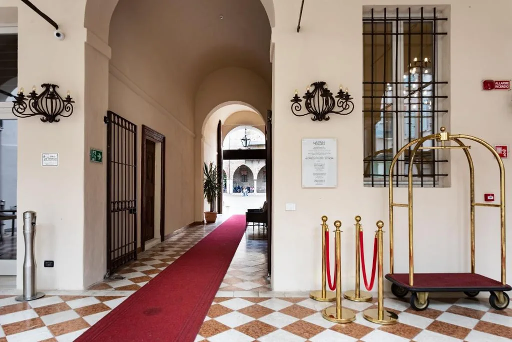 Bonacolsi Collection, MantegnaHotels