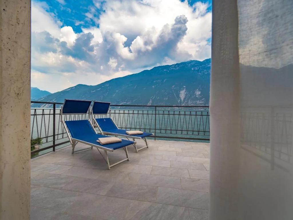 Large Double Room with Single Beds, Terrace and Lake View — Hotel Capo Reamol