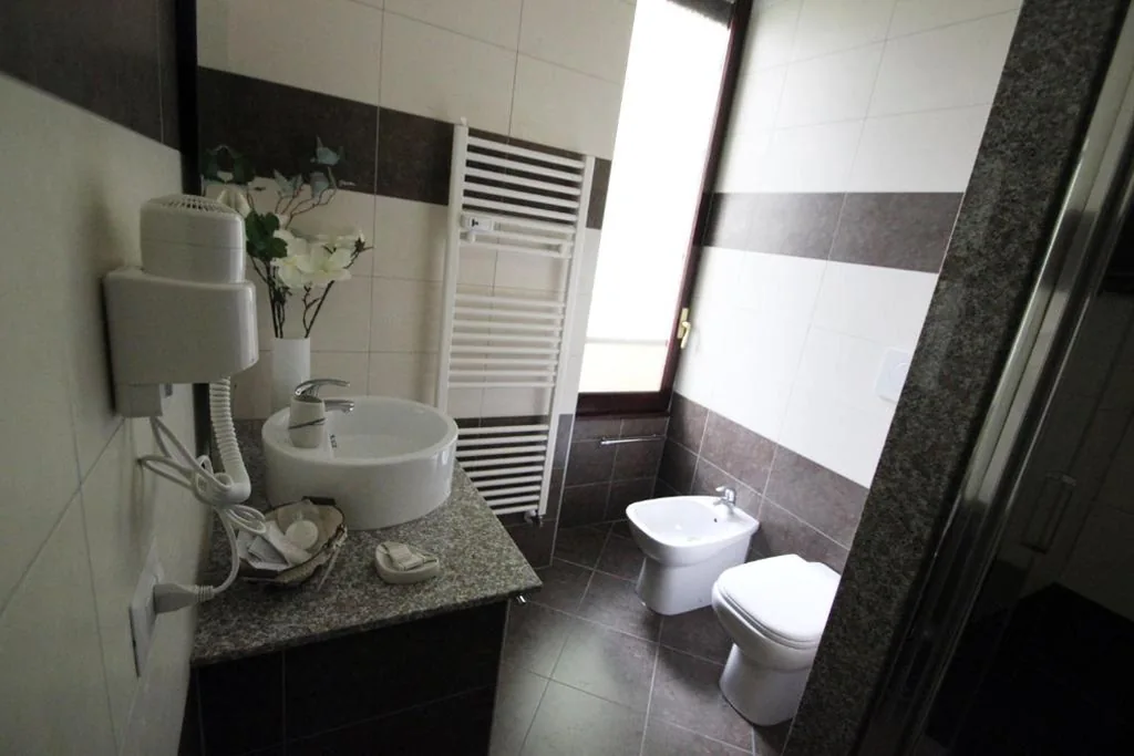 Budget Twin Room — MilanoRooms Bacone Self Check-in