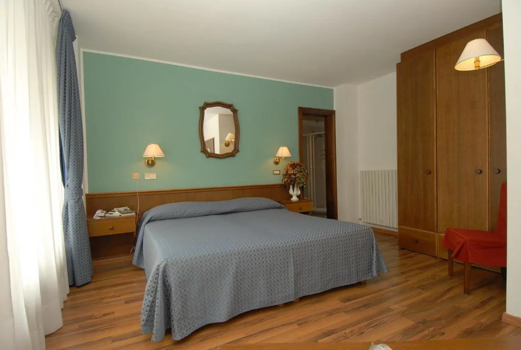Camera Classic Matrimoniale/Doppia con Letti Singoli — Hotel Baita Clementi
