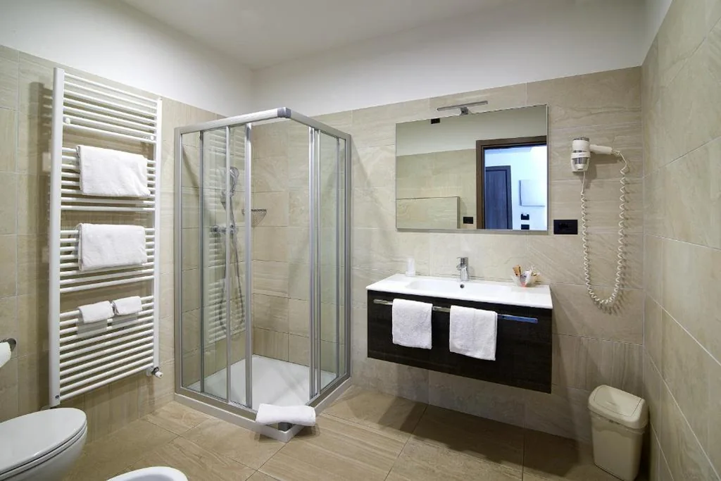 Camera Classic Matrimoniale/Doppia con Letti Singoli con Vista Lago e Balcone — Hotel Le Balze – Aktiv & Wellness