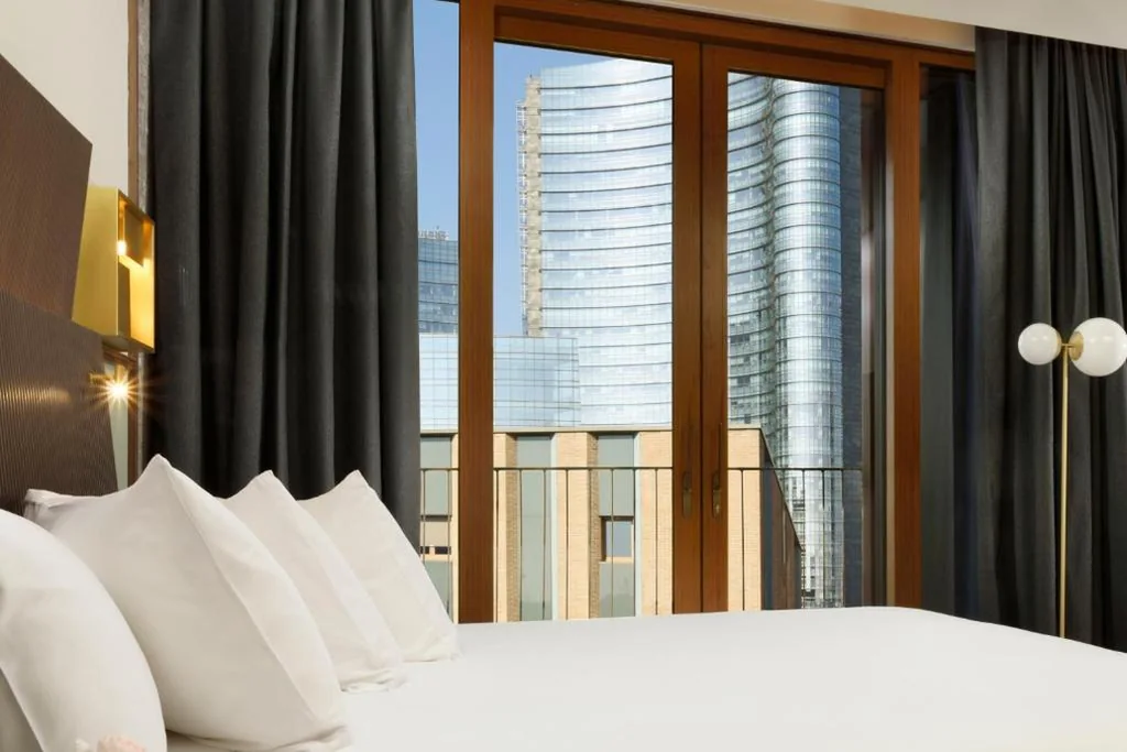 Club Double Room with Extra Bed and City View — Milano Verticale | UNA Esperienze | Preferred Hotels and Resorts