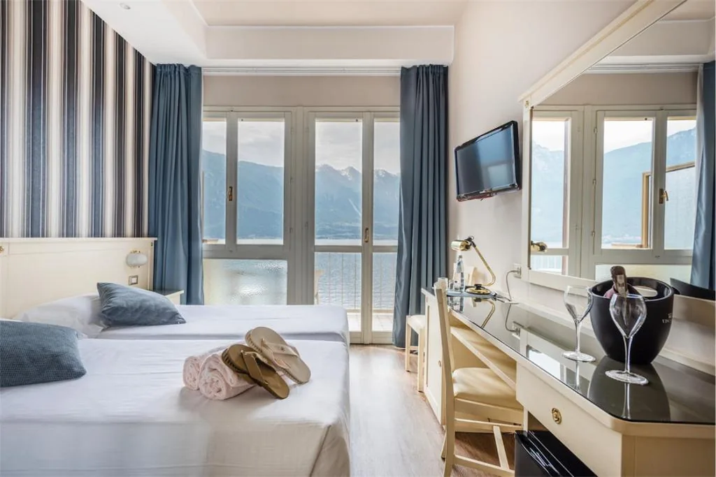 Comfort Room with Lake View — Hotel Splendid Palace