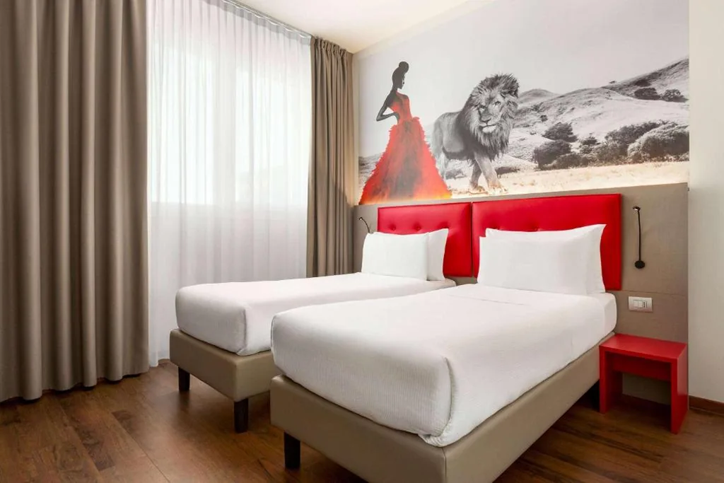 Camera Comfort per Disabili — Amedia Hotel Milan, Trademark Collection by Wyndham