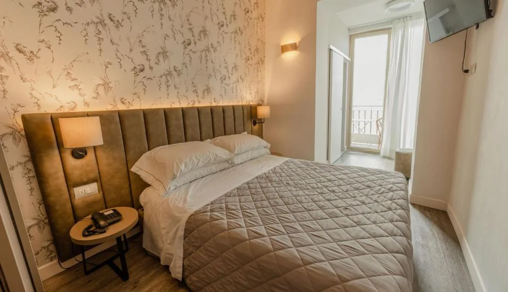 Compact Room with Lake View and Balcony — Hotel Du Lac Gardone Riviera