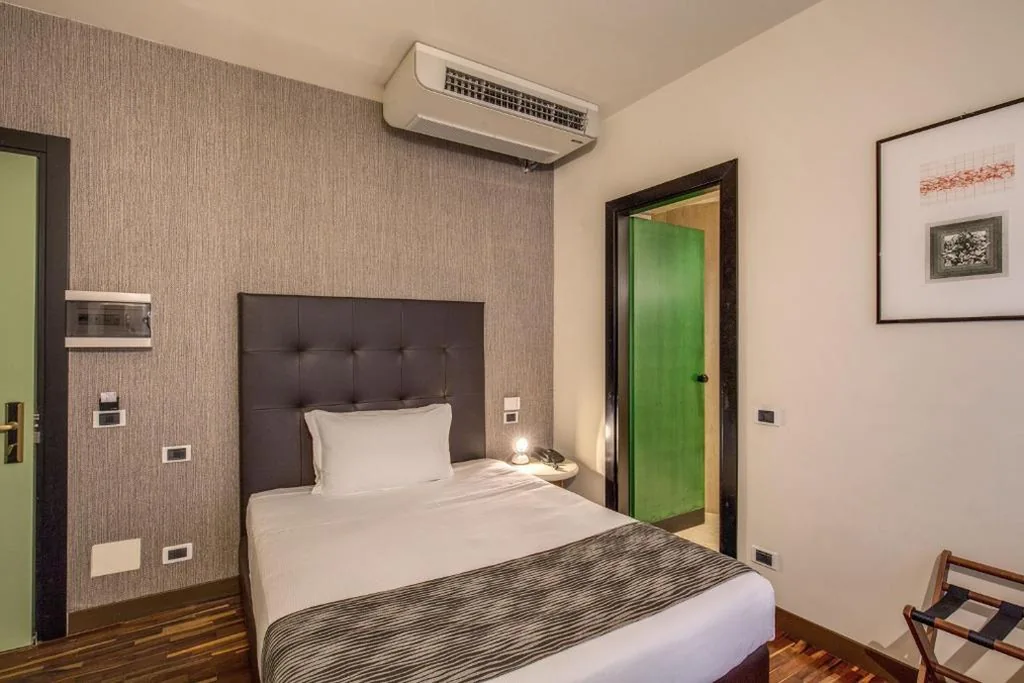 Camera con Letto Matrimoniale alla Francese — Albergo Firenze