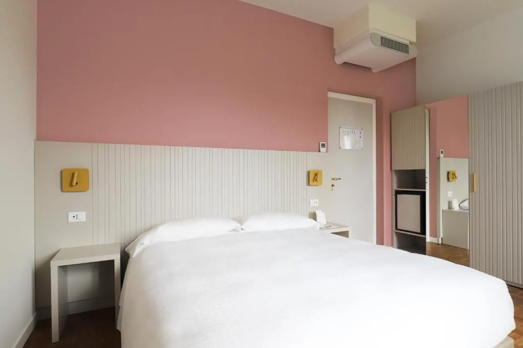 Camera con Letto Matrimoniale alla Francese — Hotel Fonte Boiola