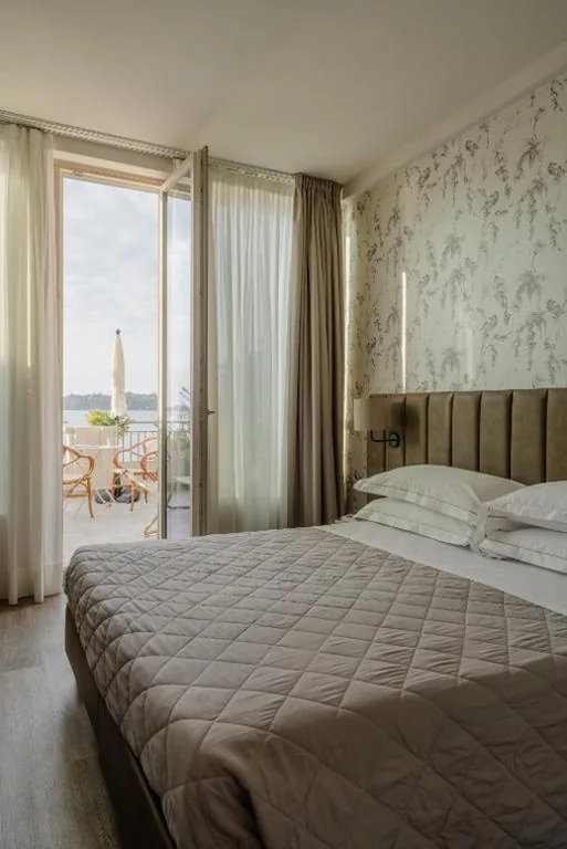Room with Lake View and Terrace — Hotel Du Lac Gardone Riviera
