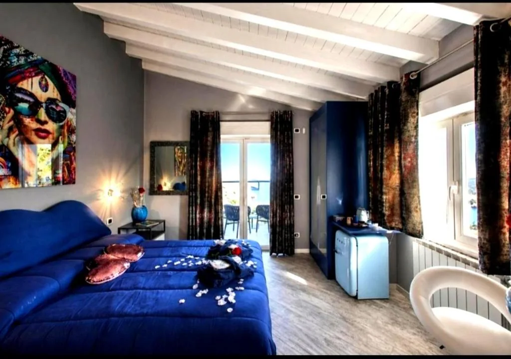 Camera Deluxe — BELLAVISTA EXCLUSIVE B&B in zona centrale con piscina riscaldata-Jacuzzi vista lago LA COLAZIONE viene servita in una pasticceria esclusiva in centro-vicina alla struttura-animali di piccola taglia ammessi su richiesta