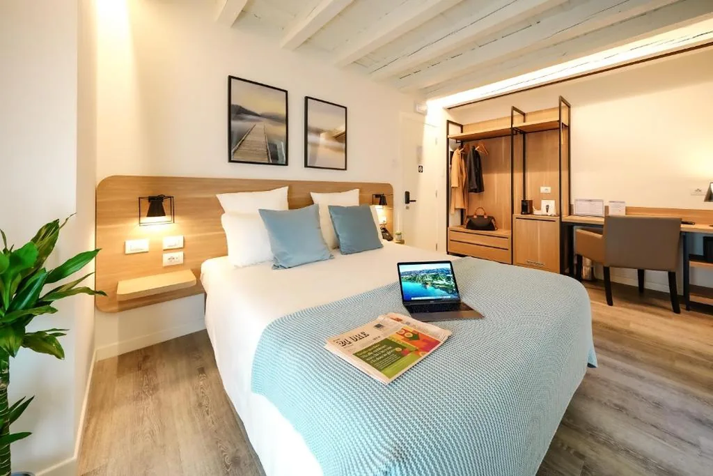 Deluxe Room — Bergamo Inn 15
