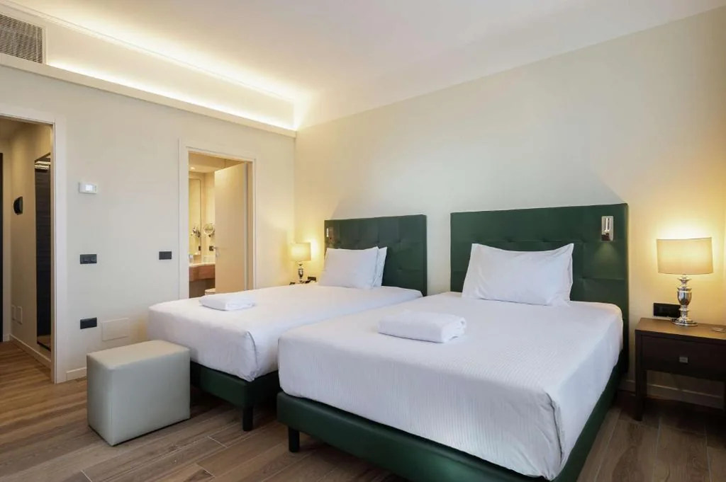 Camera Deluxe con 2 Letti Matrimoniali — DoubleTree by Hilton Brescia