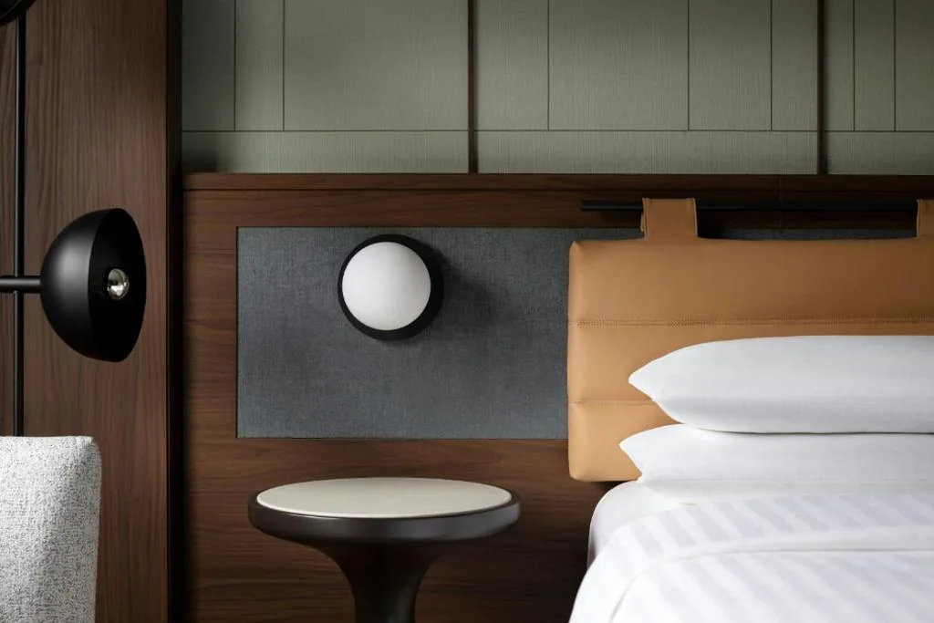 Camera Deluxe con Letto Matrimoniale alla Francese — Milan Marriott Hotel