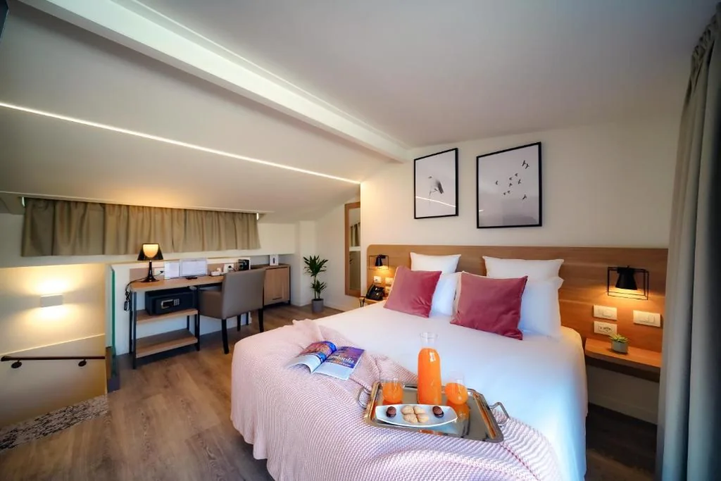 Deluxe Room with City View — Bergamo Inn 15