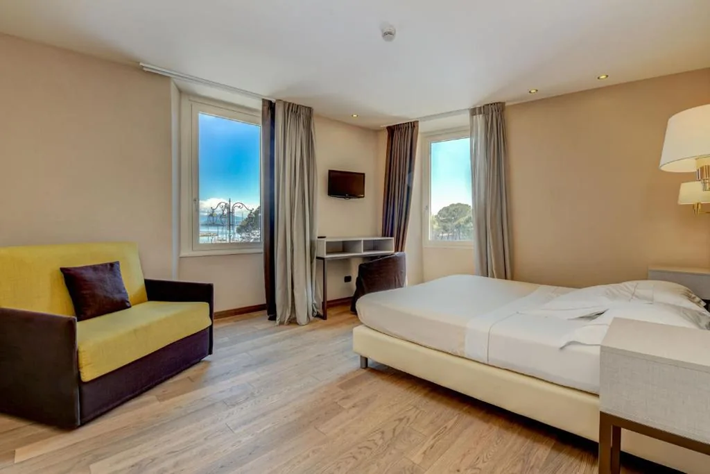 Camera Deluxe con Vista Lago — Hotel Tripoli