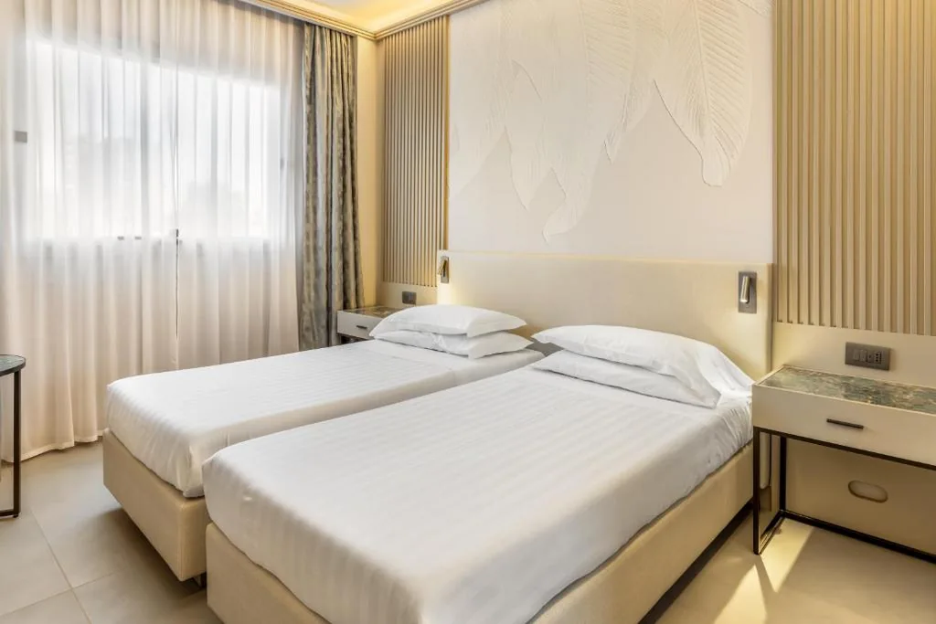Deluxe Double Room with Twin Beds — Abacus Hotel