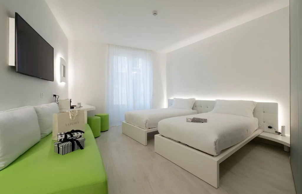 Camera Deluxe Doppia con Letti Singoli — AHD Rooms