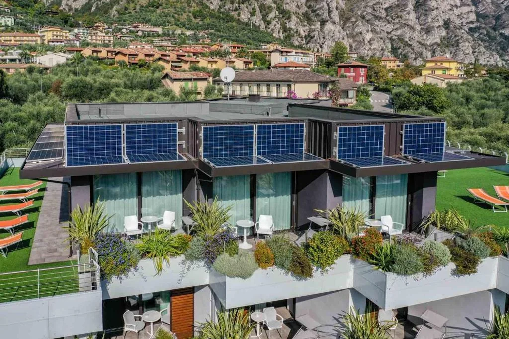 Camera Deluxe Doppia con Letti Singoli all'Ultimo Piano con Vista Lago — Hotel La Fiorita