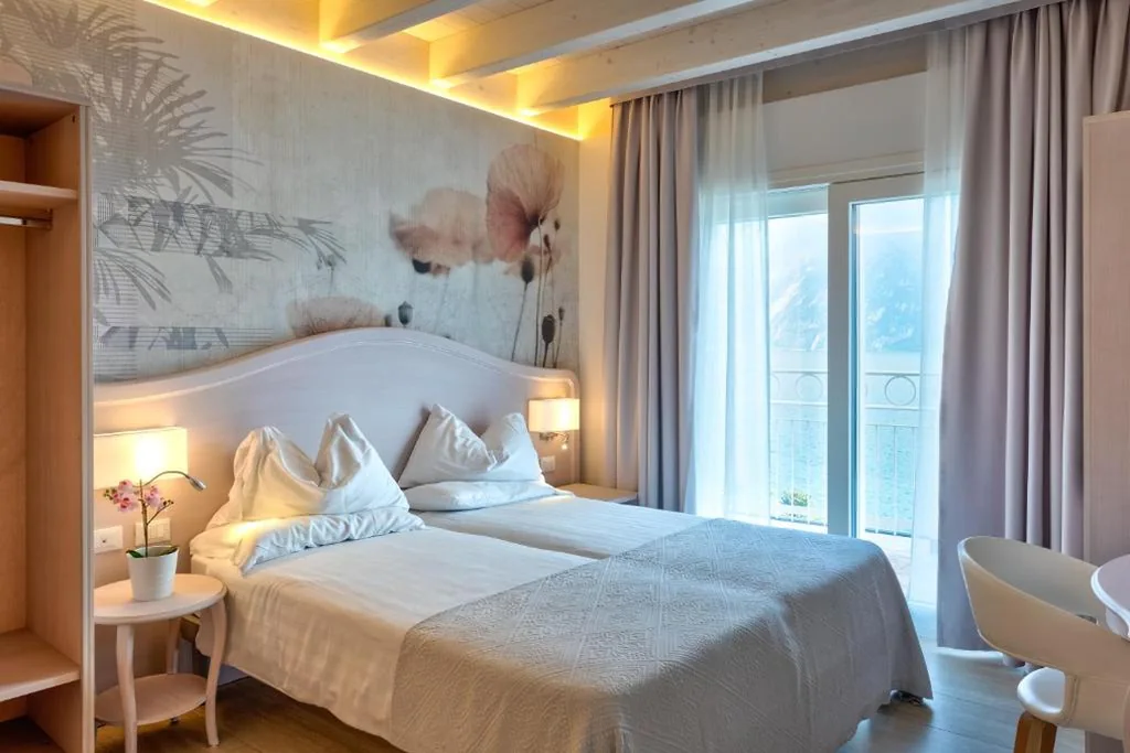 Deluxe Double Room with Single Beds and Sea View — Hotel Riviera Panoramic Green Resort