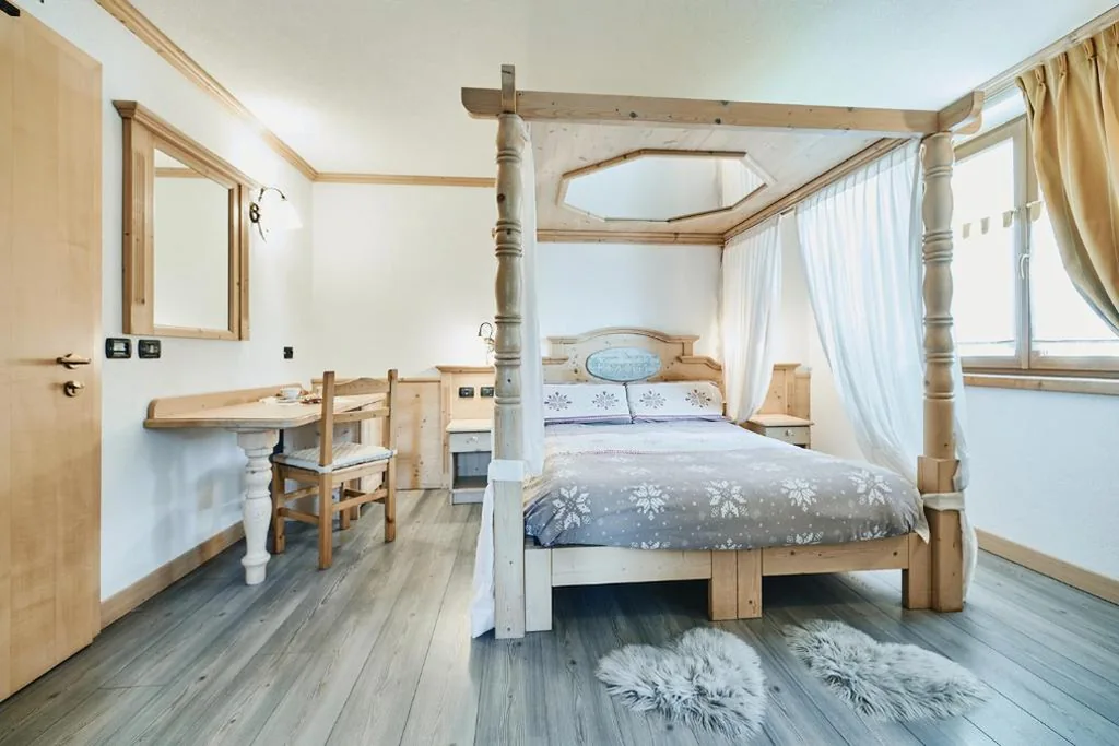 Deluxe Room — Hotel 2000